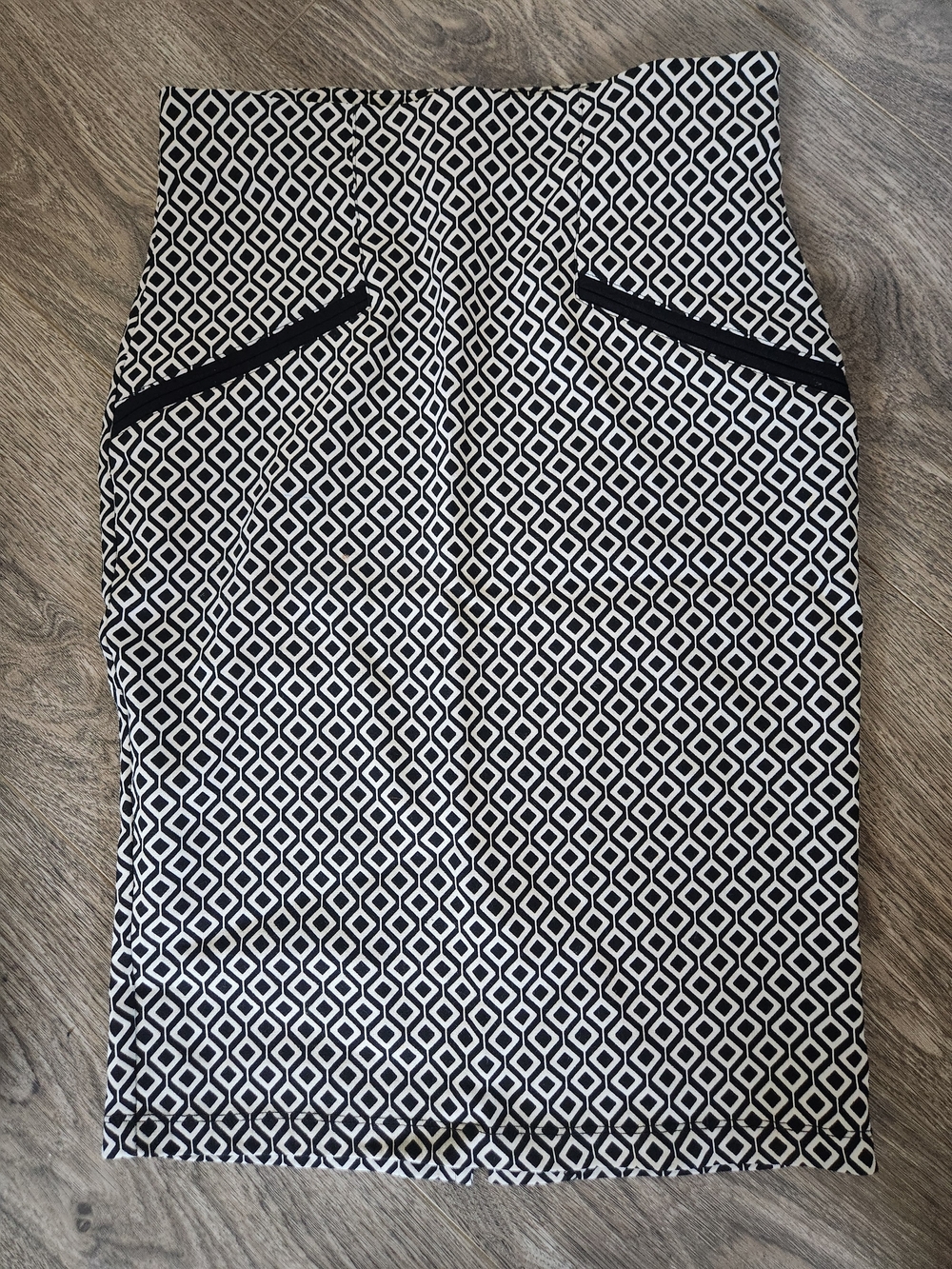 Black & White Geometric Pencil Skirt